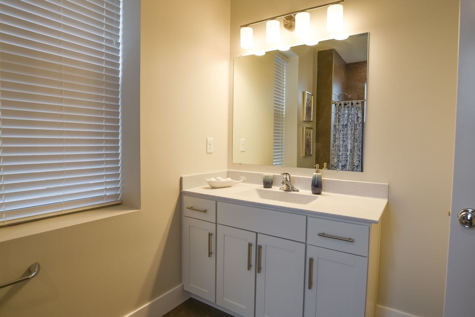 Omaha Apartment: 13108 Lincoln Road