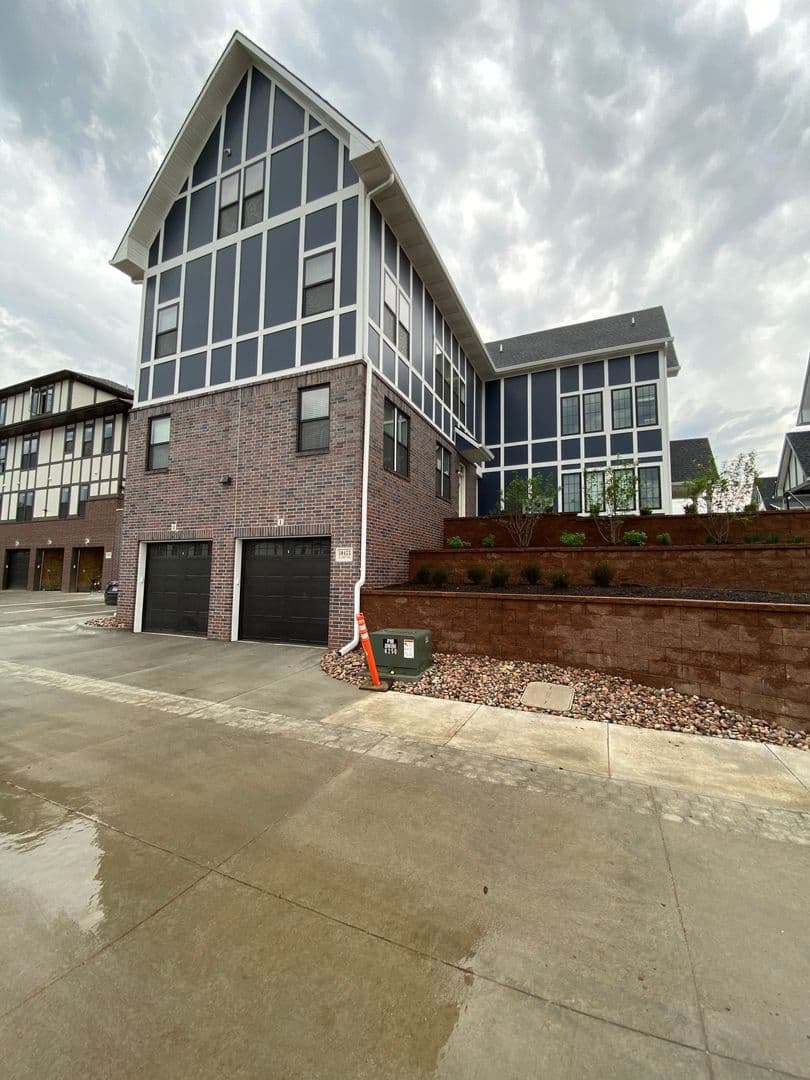 Omaha Apartment: 13108 Lincoln Road