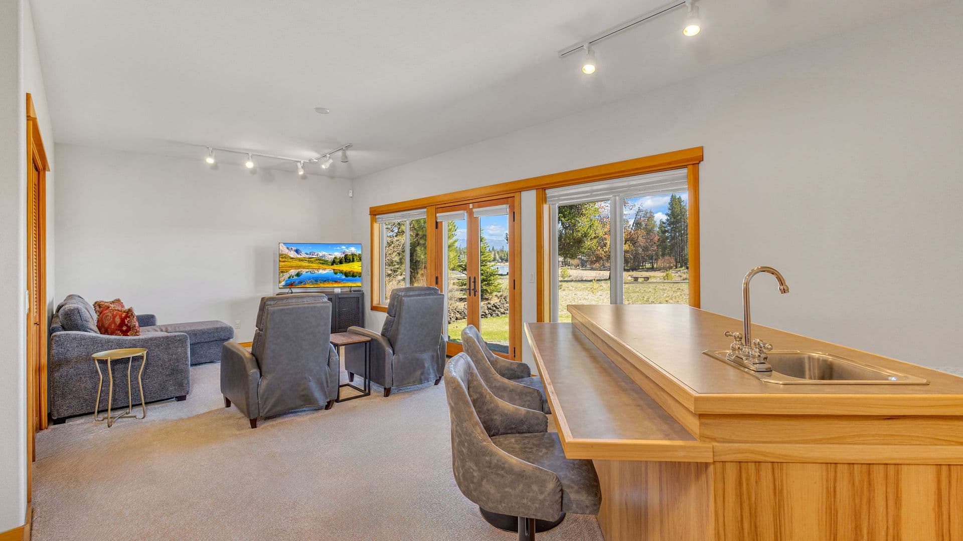 Bend House: 16727 Pony Express