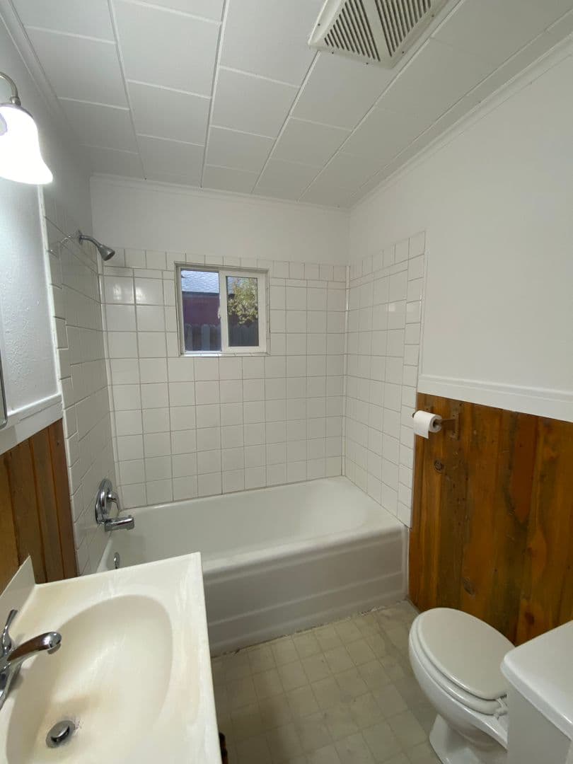 Bend Apartment: 716 NE Quimby