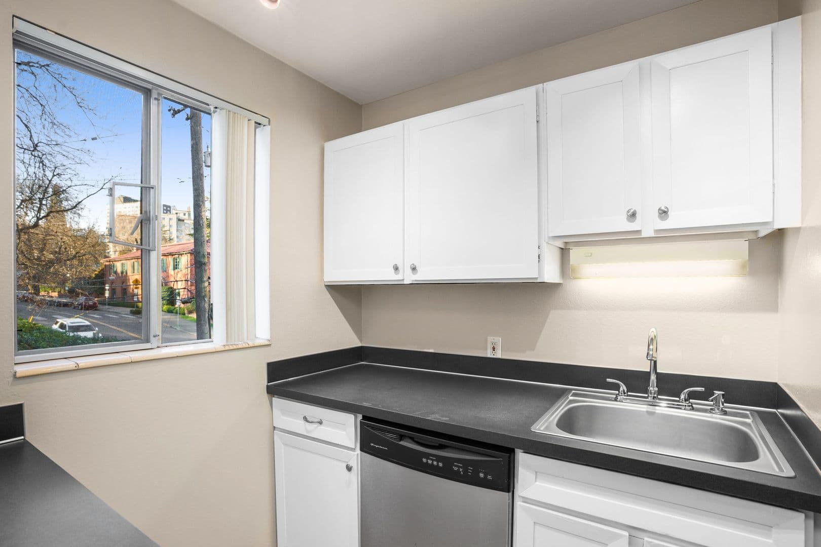 Portland Apartment: 2020 SW Salmon Street