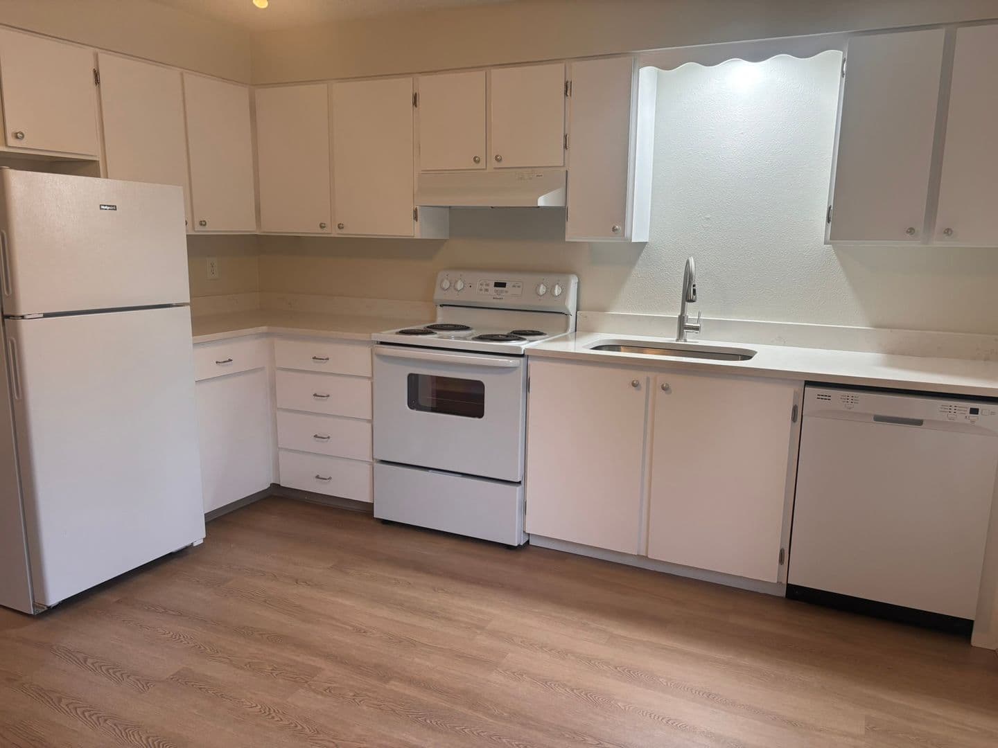 Gladstone Apartment: 19725 River Road