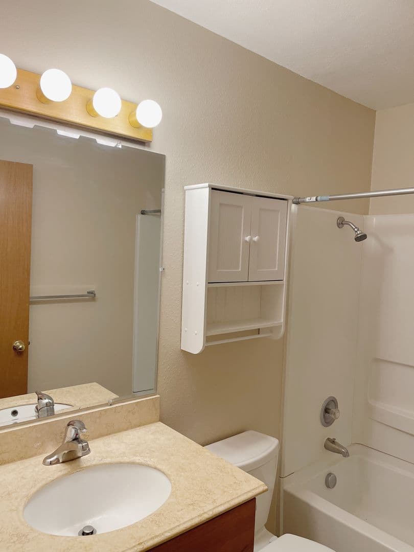 Portland Apartment: 1908 SW Roxbury Avenue