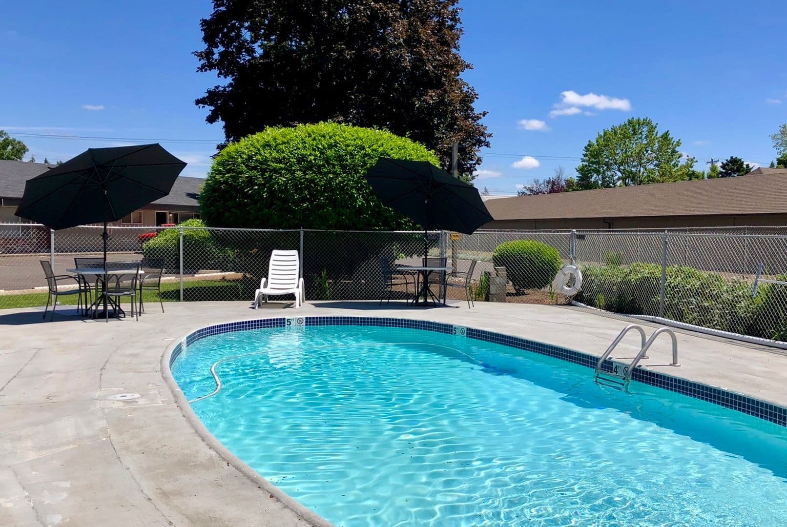 Gladstone Apartment: 19725 River Road