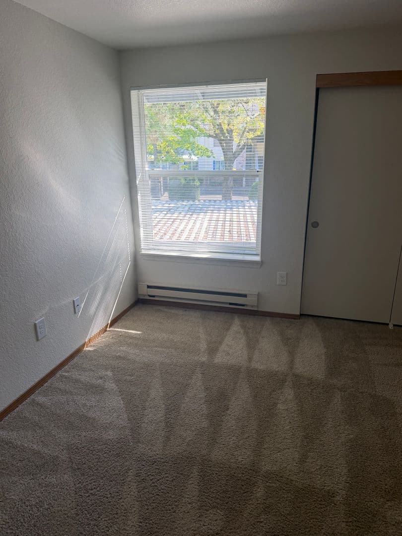 Lake Oswego Apartment: 15370 SW Bangy Road