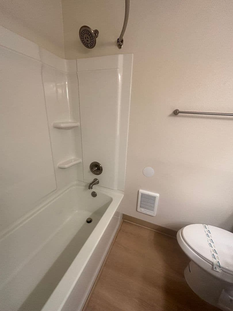Gladstone Apartment: 19725 River Road