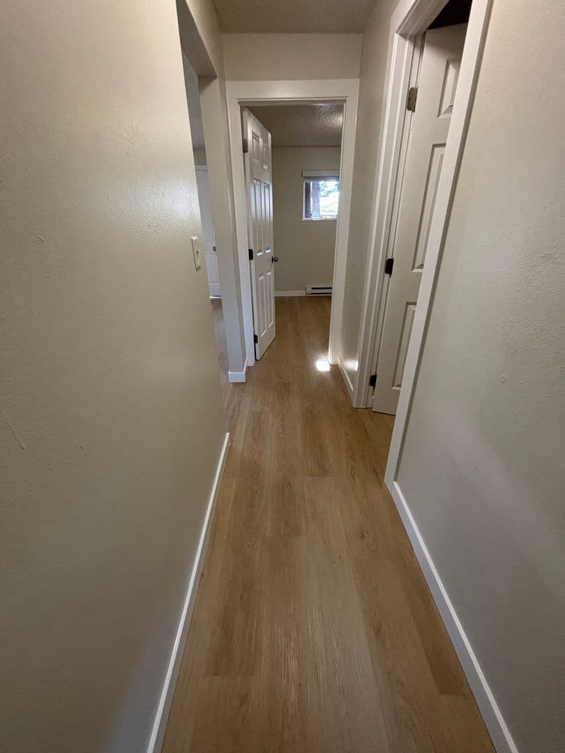 Gladstone Apartment: 19725 River Road