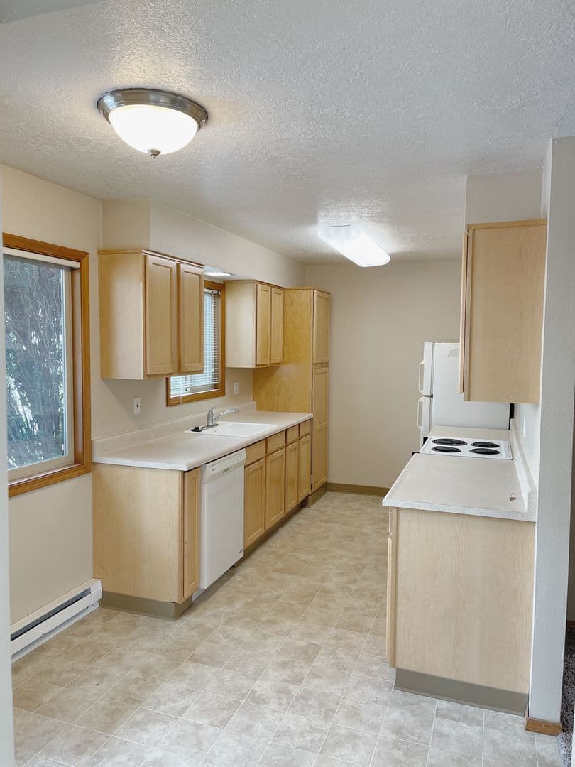 Portland Apartment: 1908 SW Roxbury Avenue