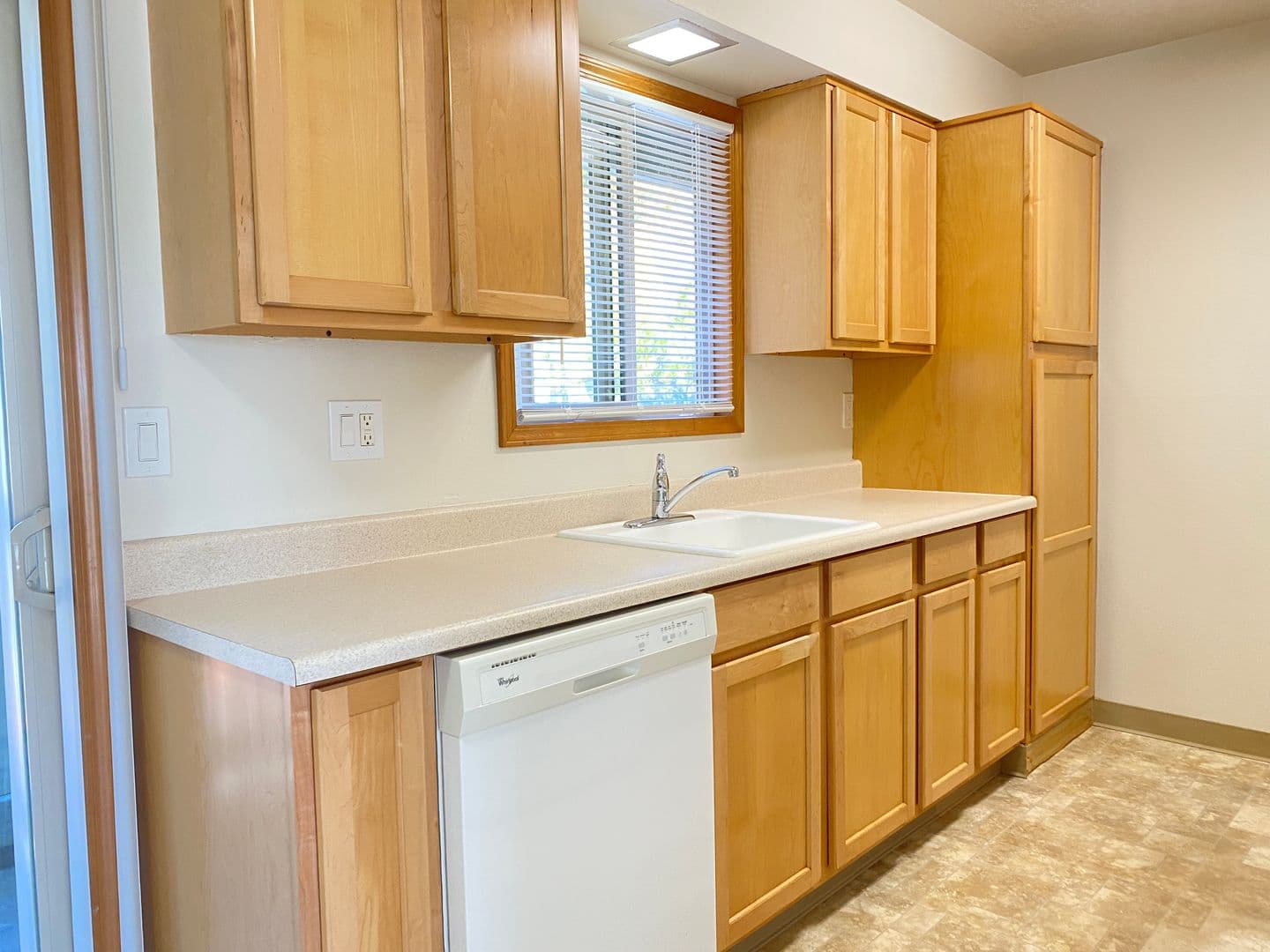 Portland Apartment: 1908 SW Roxbury Avenue