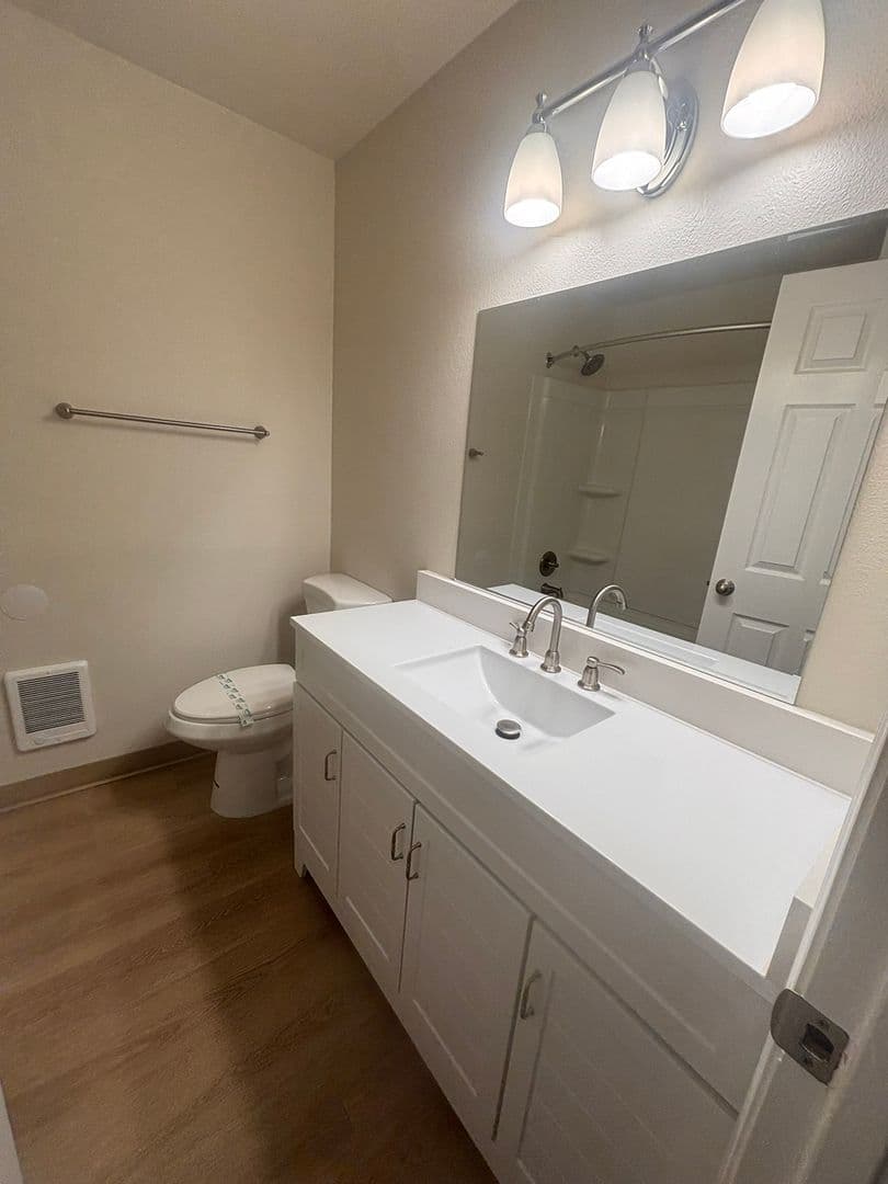 Gladstone Apartment: 19725 River Road