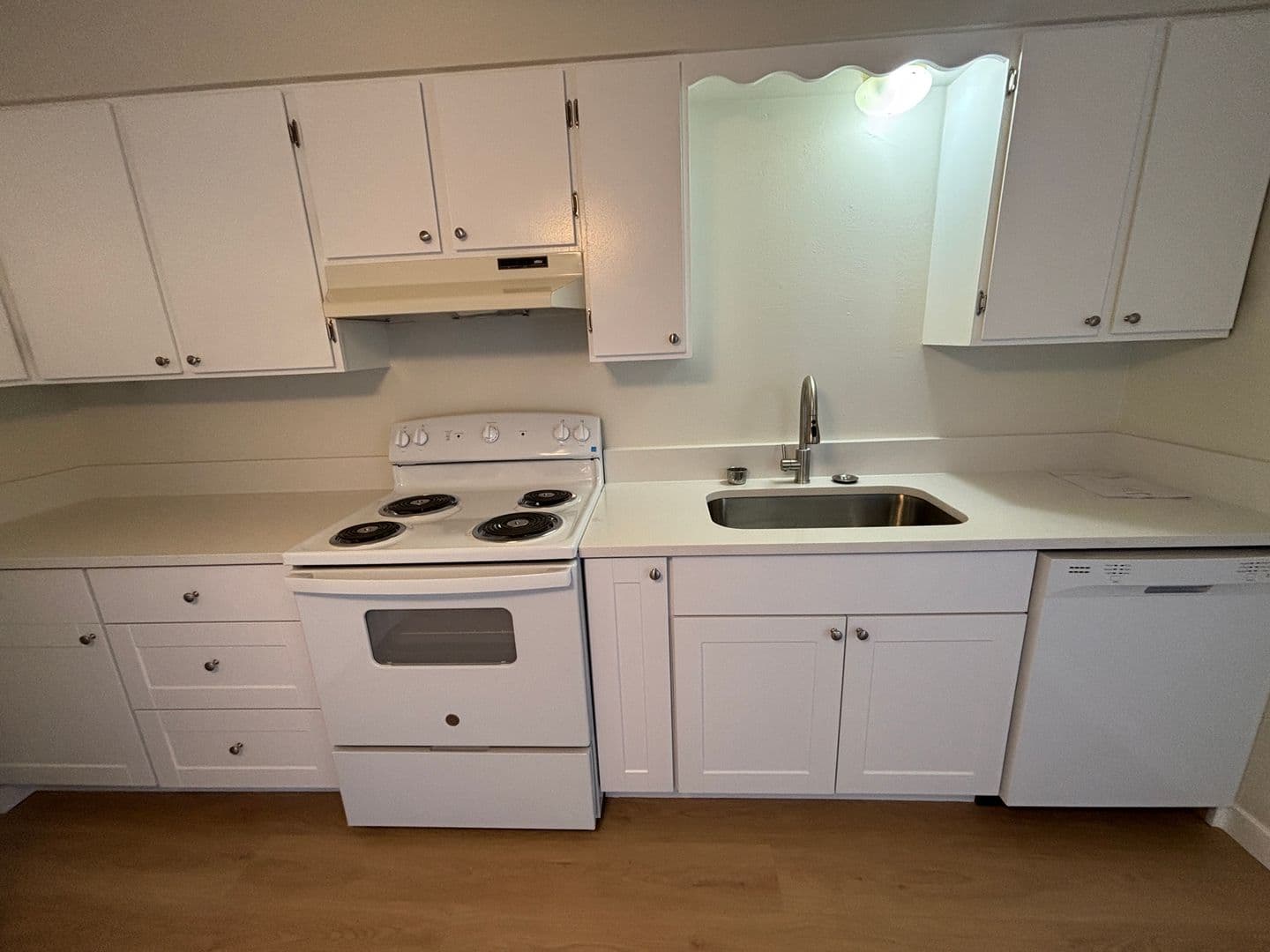 Gladstone Apartment: 19725 River Road