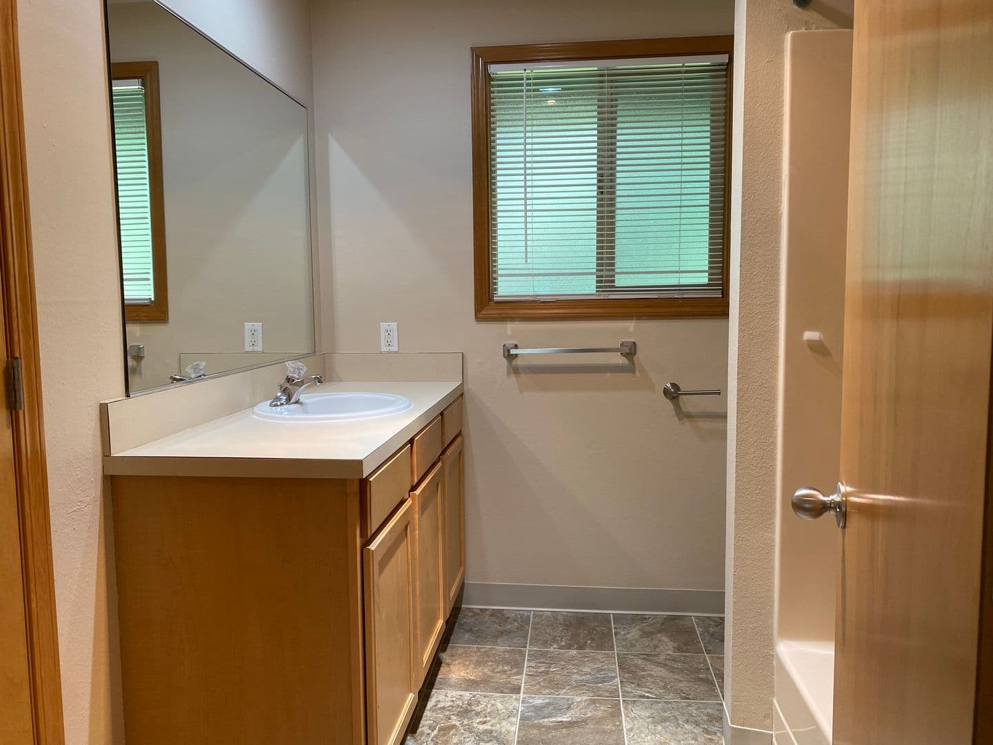 Portland Apartment: 1908 SW Roxbury Avenue