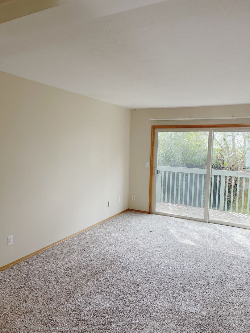 Portland Apartment: 1908 SW Roxbury Avenue