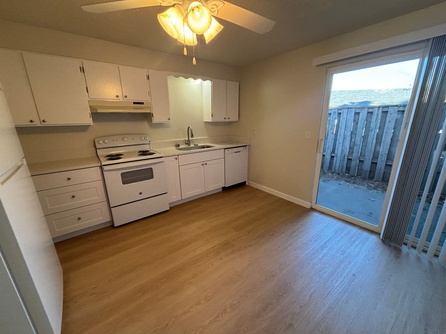 Gladstone Apartment: 19725 River Road