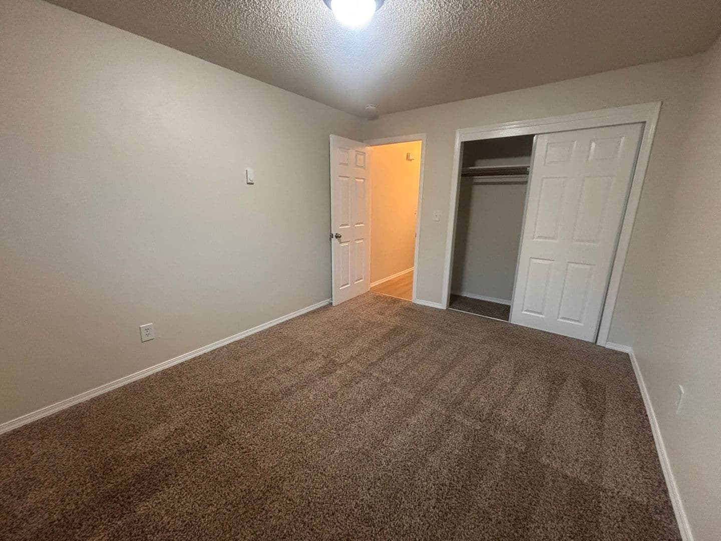 Gladstone Apartment: 19725 River Road