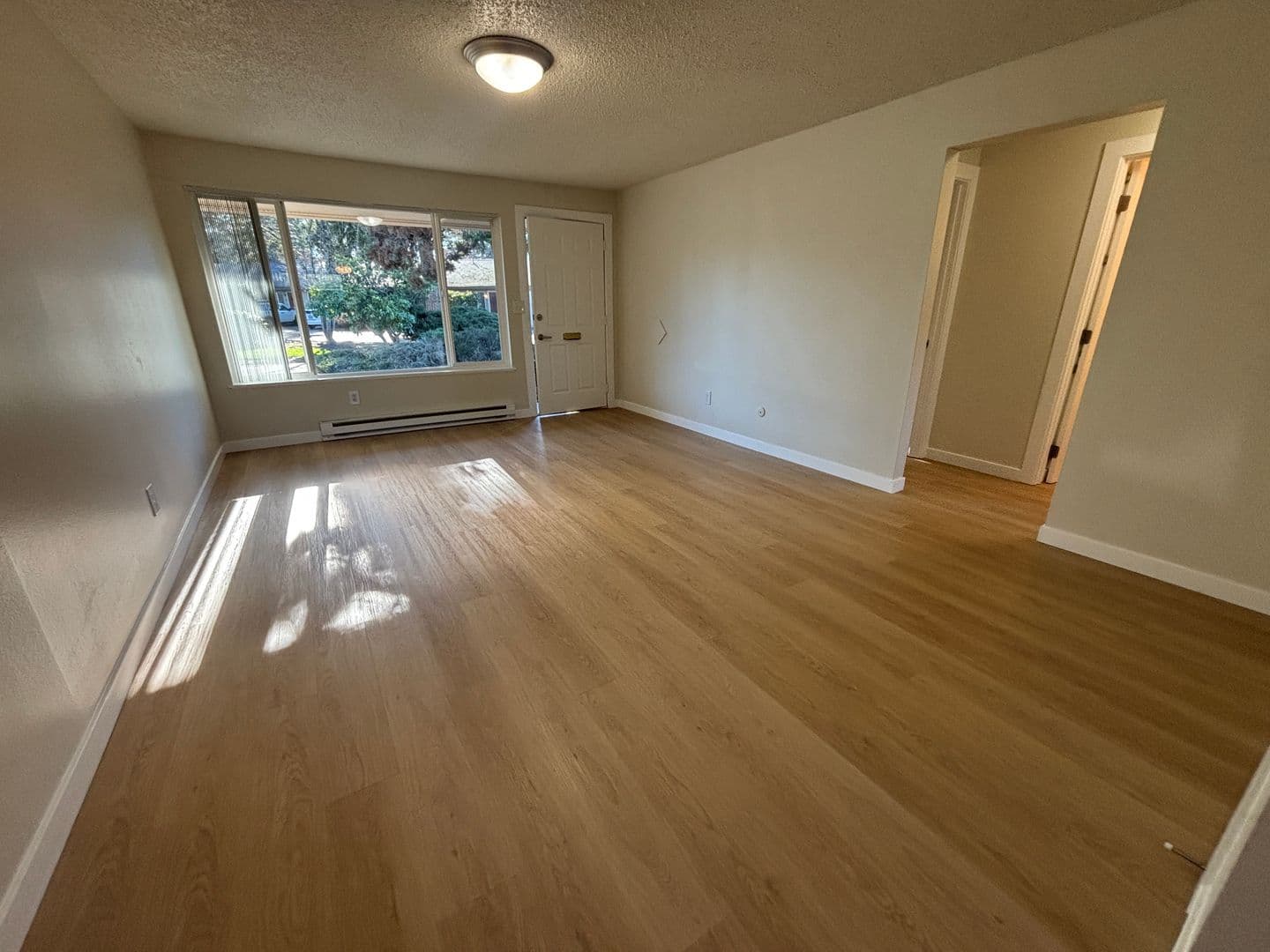 Gladstone Apartment: 19725 River Road