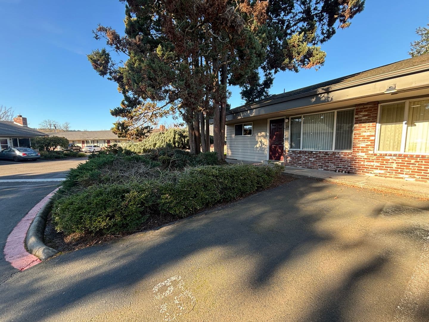 Gladstone Apartment: 19725 River Road