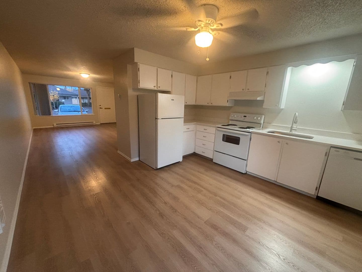 Gladstone Apartment: 19725 River Road
