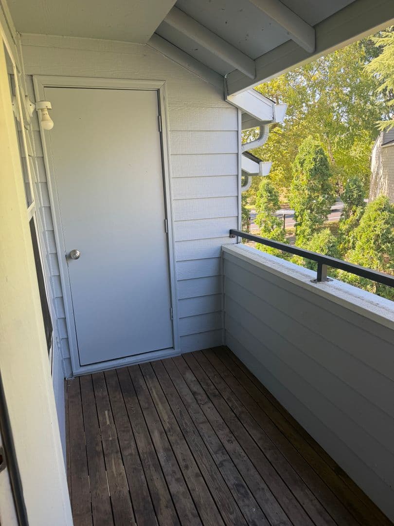 Lake Oswego Apartment: 15370 SW Bangy Road