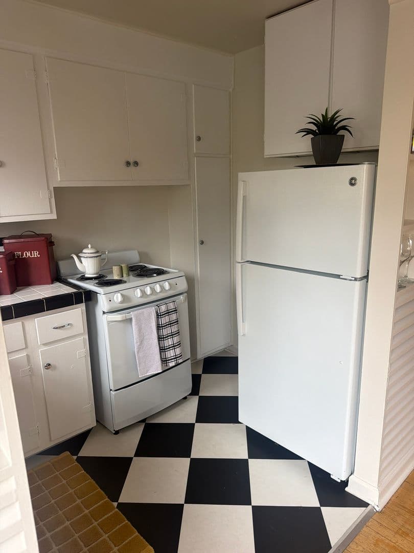 Portland Apartment: 5740 SE Milwaukie Avenue and 5741-5745 SE 17th Avenue