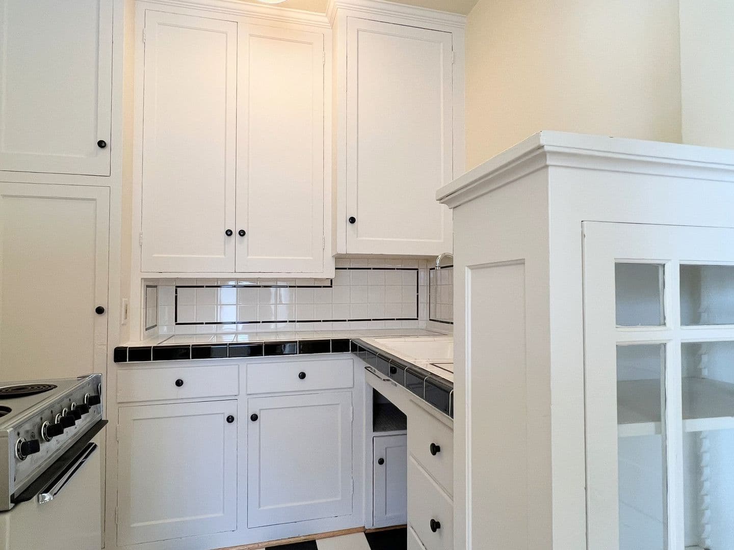 Portland Apartment: 2445 NW Northrup Street