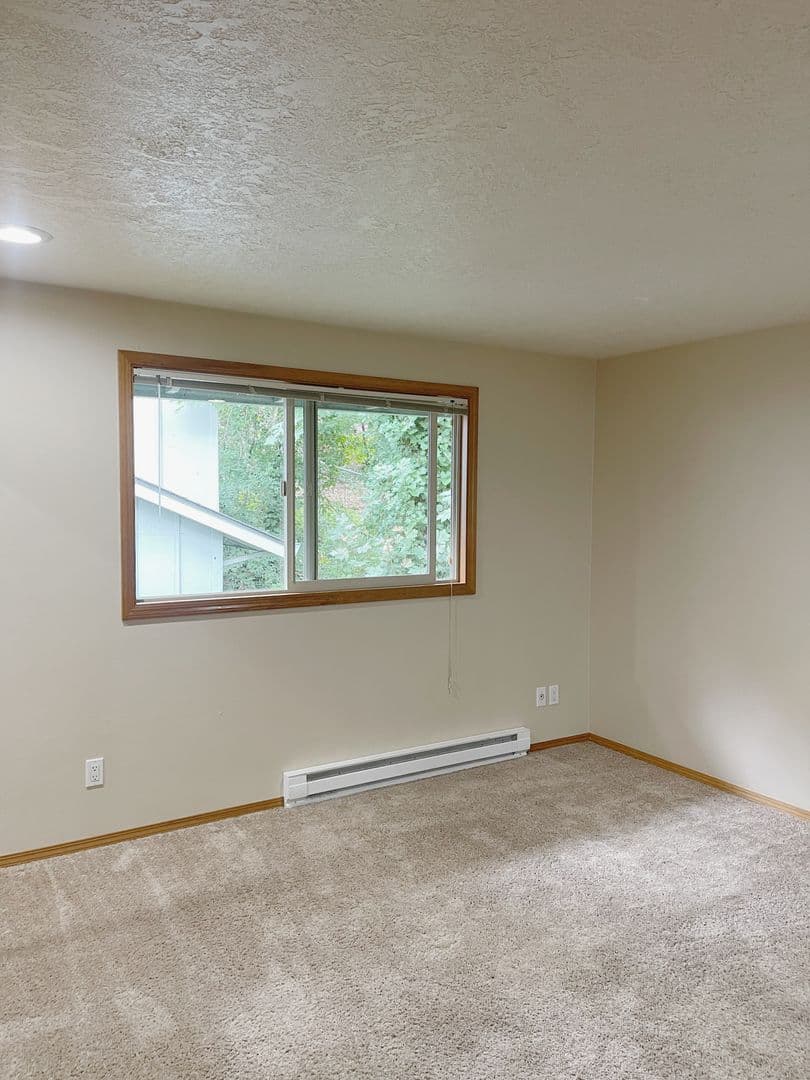 Portland Apartment: 1908 SW Roxbury Avenue