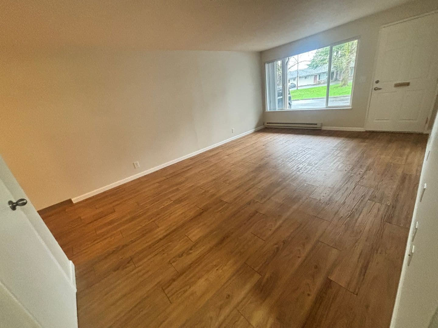 Gladstone Apartment: 19725 River Road