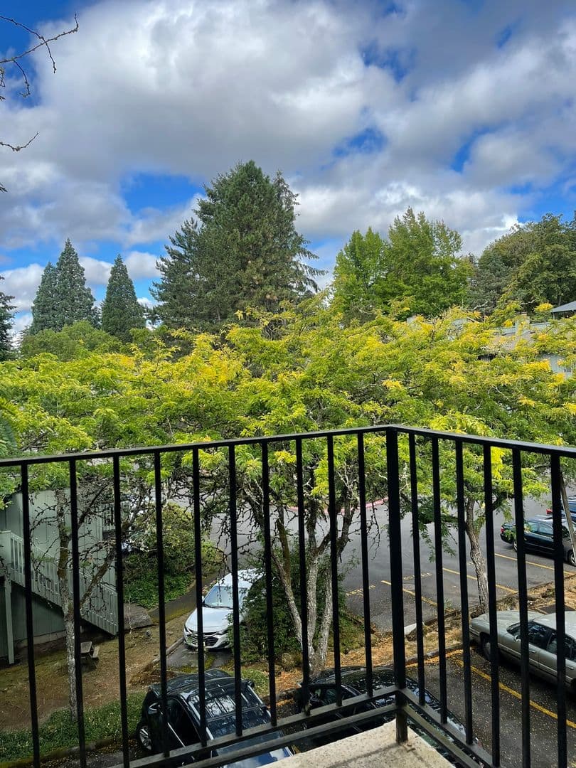 Portland Apartment: 1908 SW Roxbury Avenue