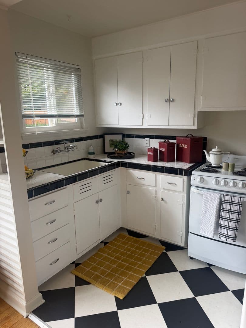 Portland Apartment: 5740 SE Milwaukie Avenue and 5741-5745 SE 17th Avenue