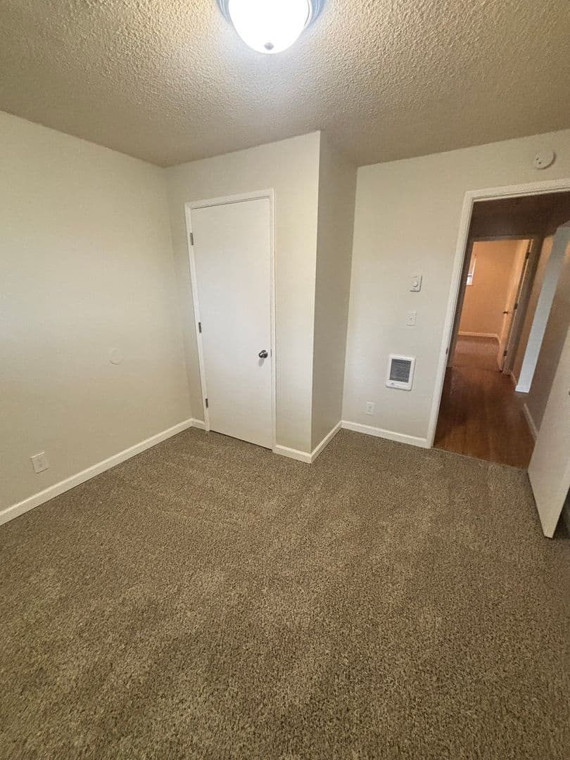 Gladstone Apartment: 19725 River Road