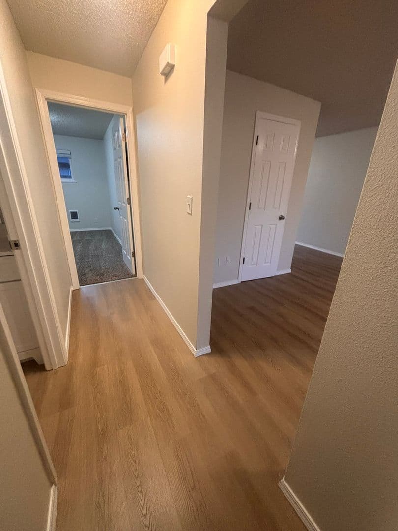 Gladstone Apartment: 19725 River Road