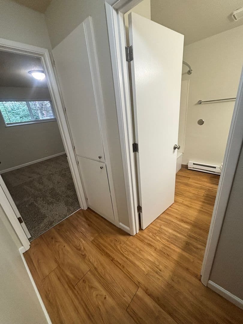 Gladstone Apartment: 19725 River Road