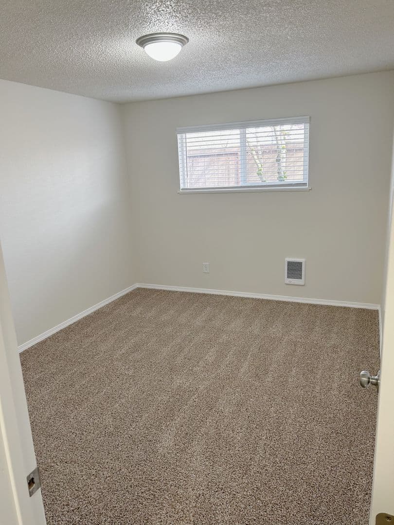 Gladstone Apartment: 19725 River Road