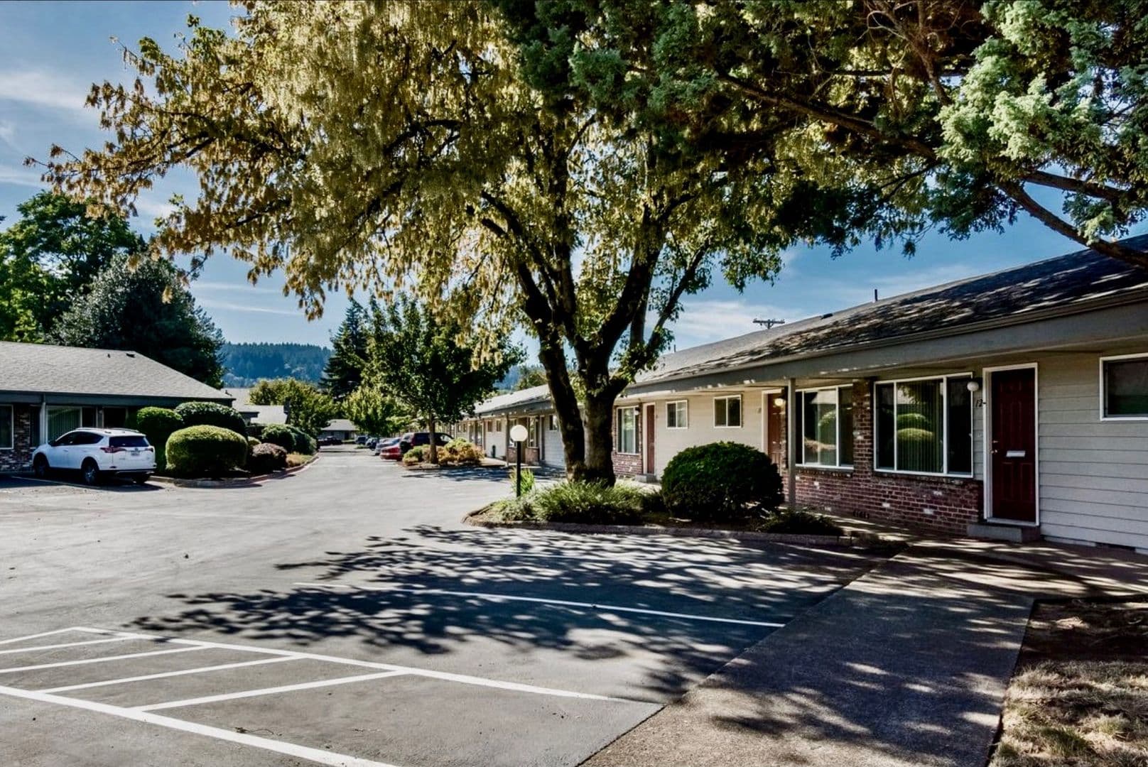 Gladstone Apartment: 19725 River Road