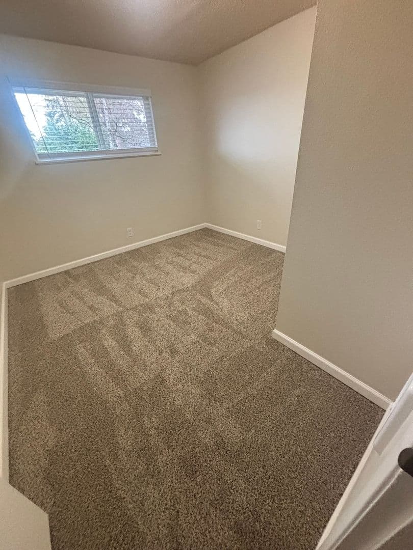 Gladstone Apartment: 19725 River Road