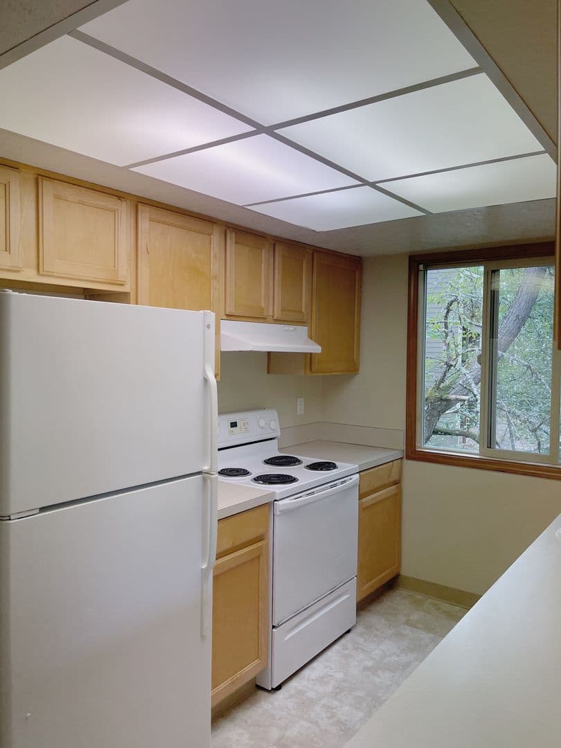 Portland Apartment: 1908 SW Roxbury Avenue