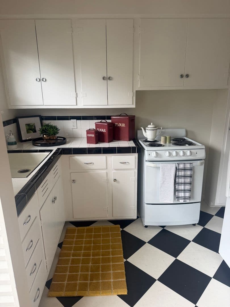 Portland Apartment: 5740 SE Milwaukie Avenue and 5741-5745 SE 17th Avenue