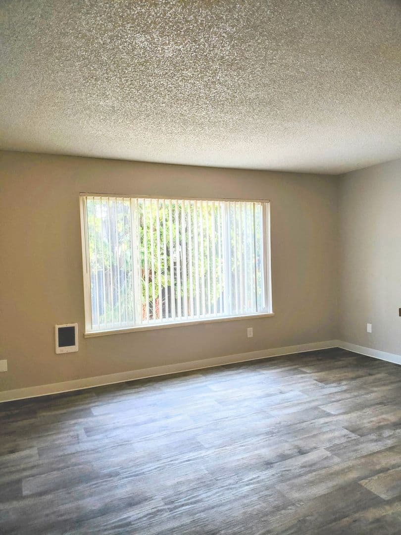 Portland Apartment: 17455 SE Washington Ct