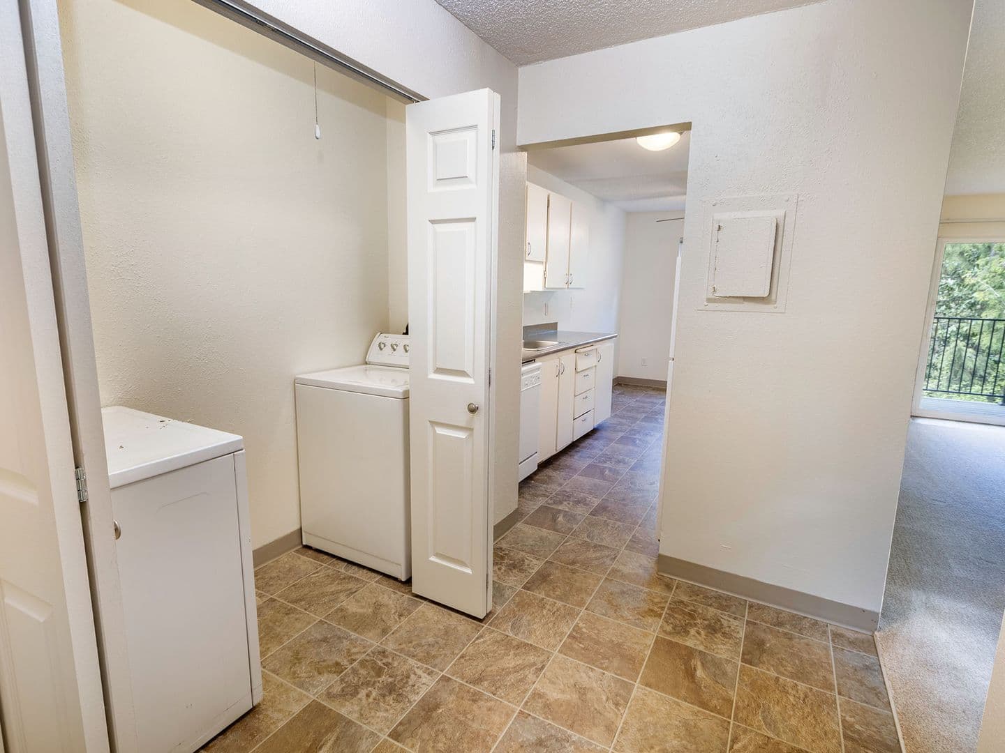 Portland Apartment: 9730 SW 35th Dr.