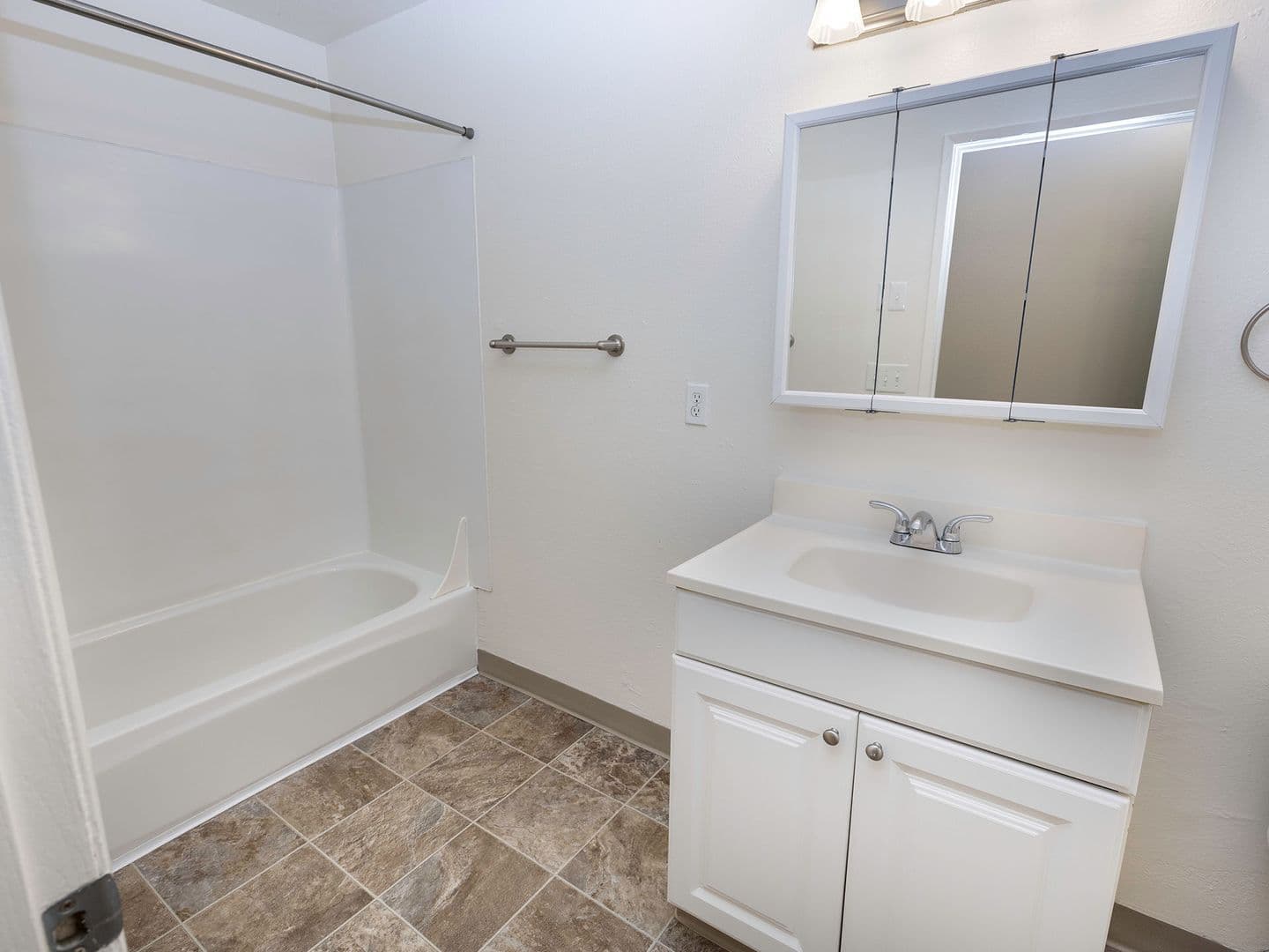 Portland Apartment: 9730 SW 35th Dr.