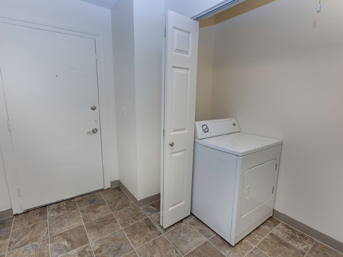 Portland Apartment: 9730 SW 35th Dr.