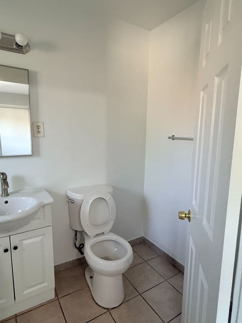 Ontario Apartment: 1266 W. Stoneridge Ct.