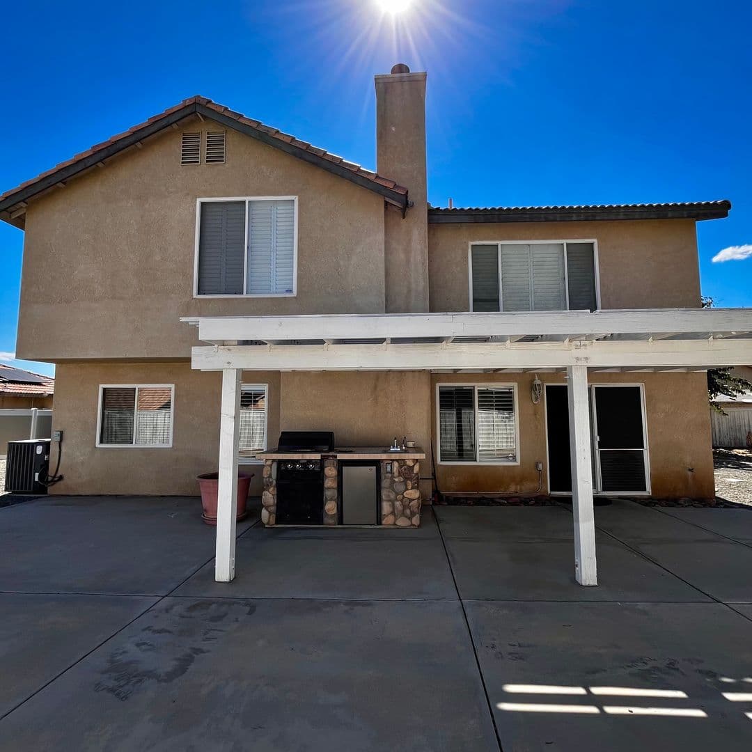 Victorville House: 14368 Via Puente
