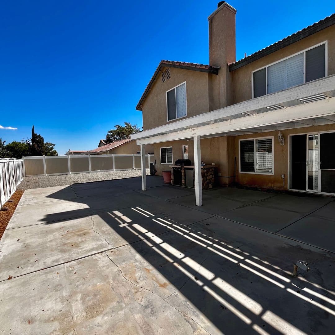 Victorville House: 14368 Via Puente