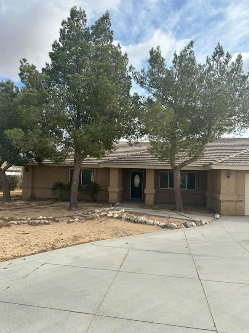Apple Valley House: 12033 1/2 Locust Ln