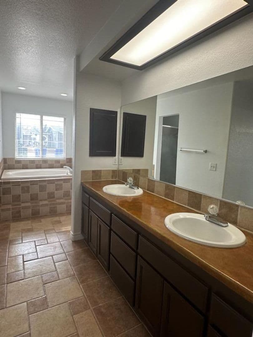 Apple Valley House: 12033 1/2 Locust Ln