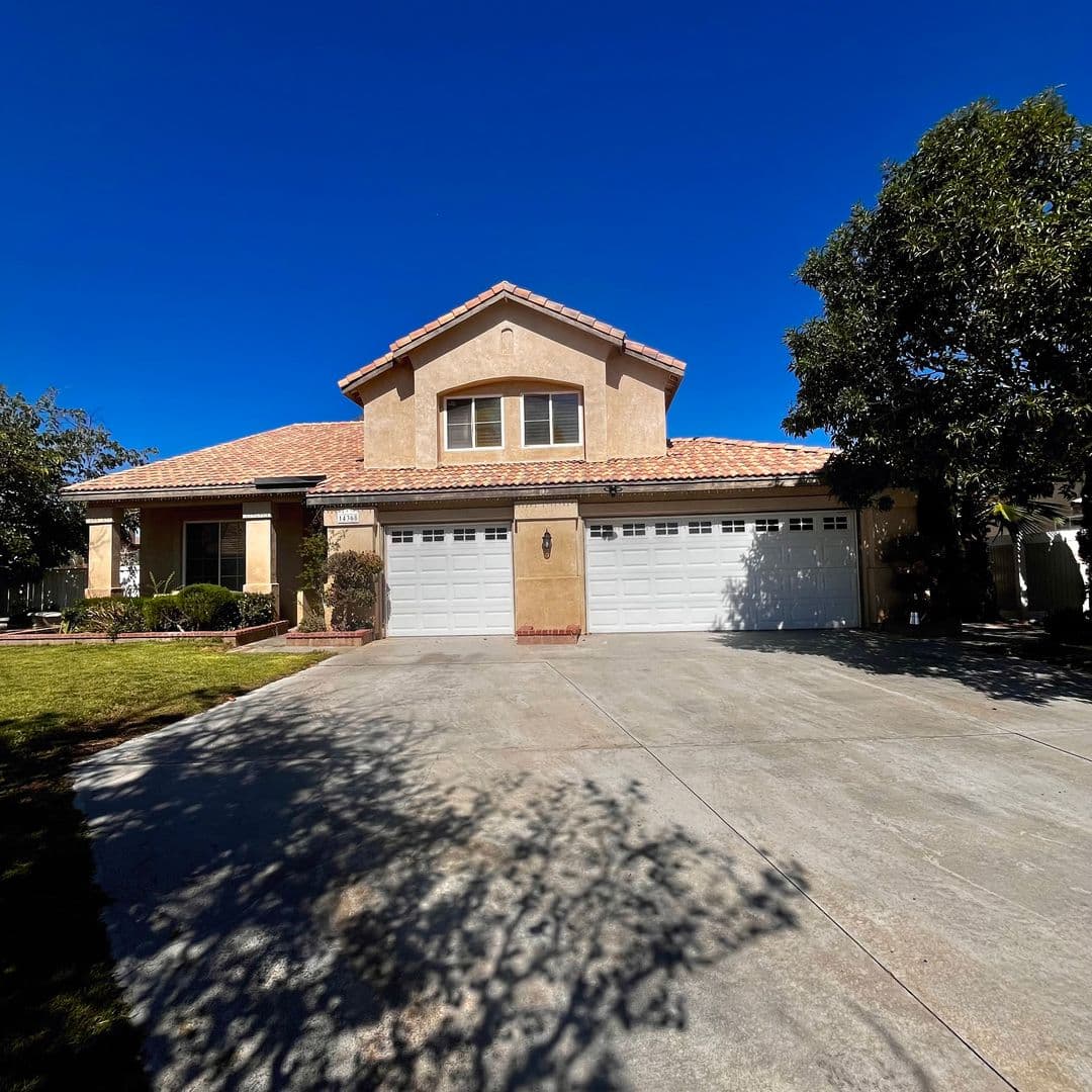 Victorville House: 14368 Via Puente