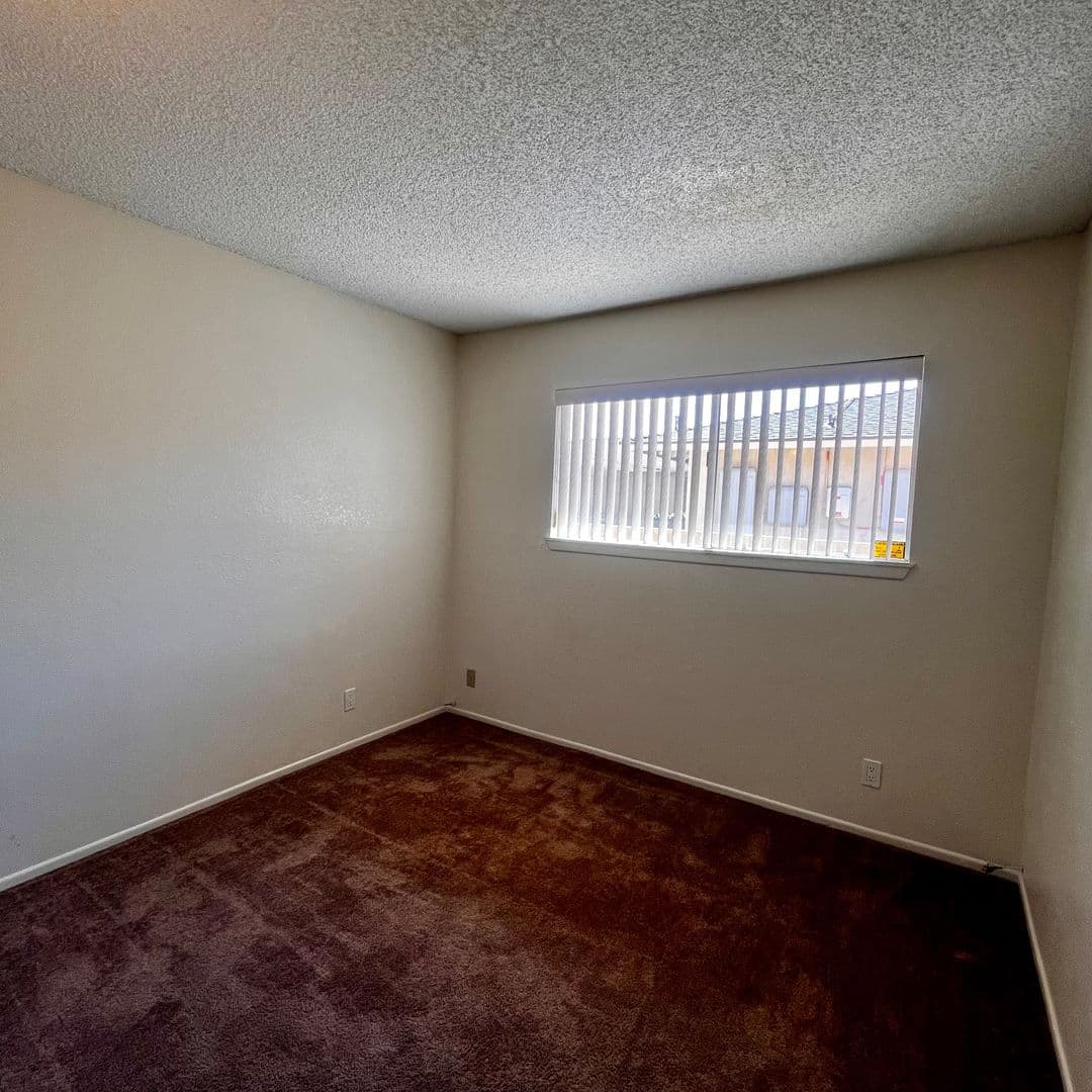 Victorville House: 13185 Rolling Ridge Dr