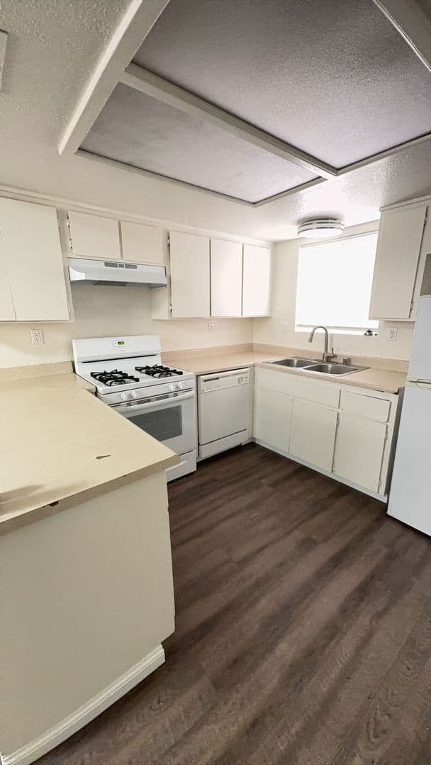 Apple Valley Apartment: 16221 Apple Valley Rd
