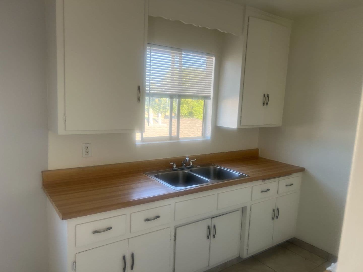 Ontario Apartment: 1260 W. Stoneridge Ct.